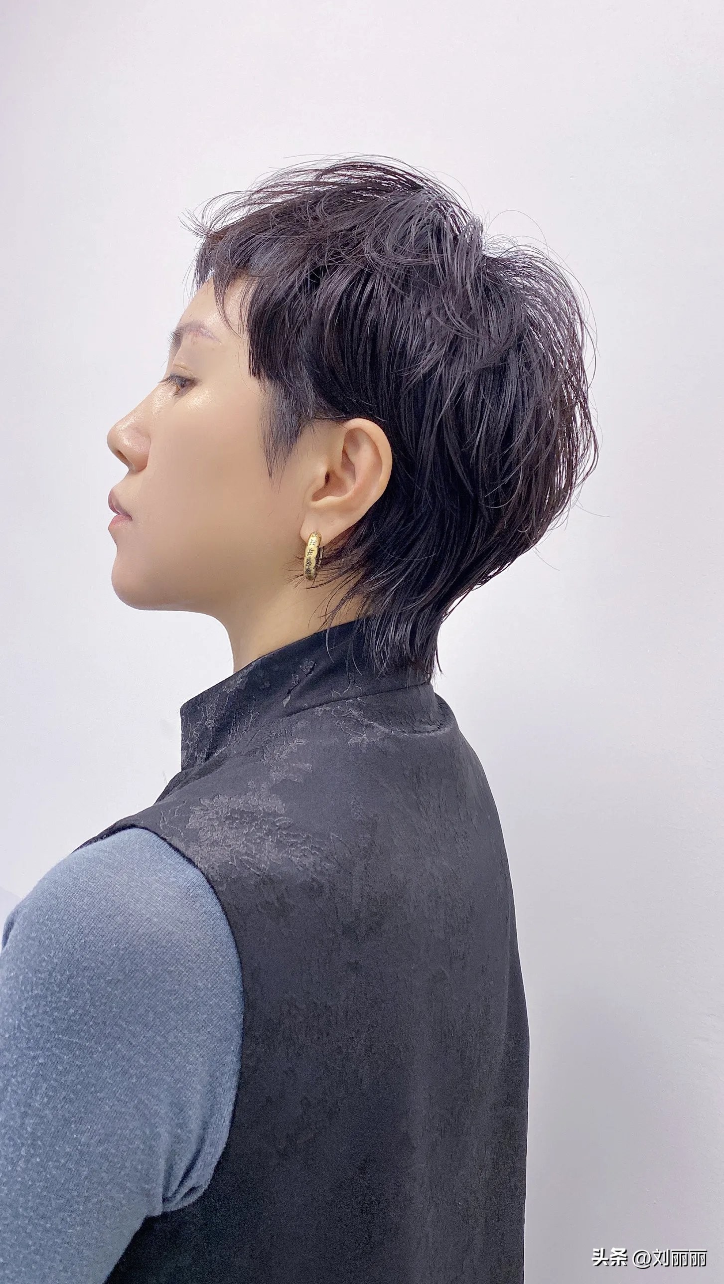 狼尾鲻鱼头锁骨发纹理烫女生,适合鹅蛋脸型的纹理烫短发