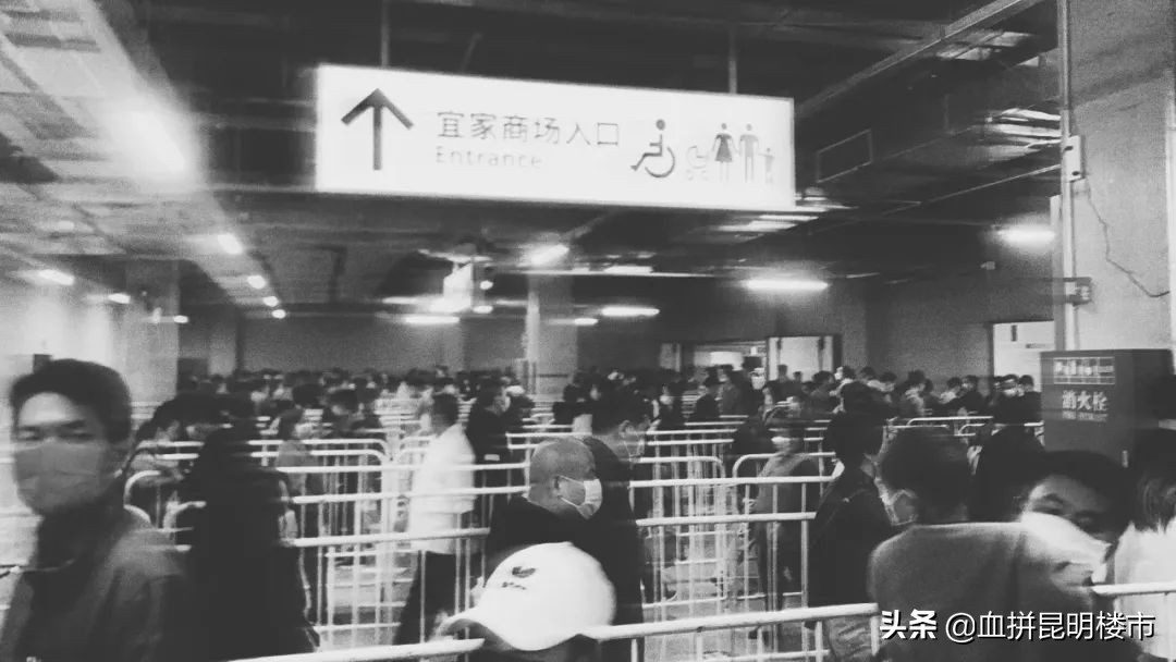 卖得贵，排长队昆明人对宜家、711热情过头了吗？