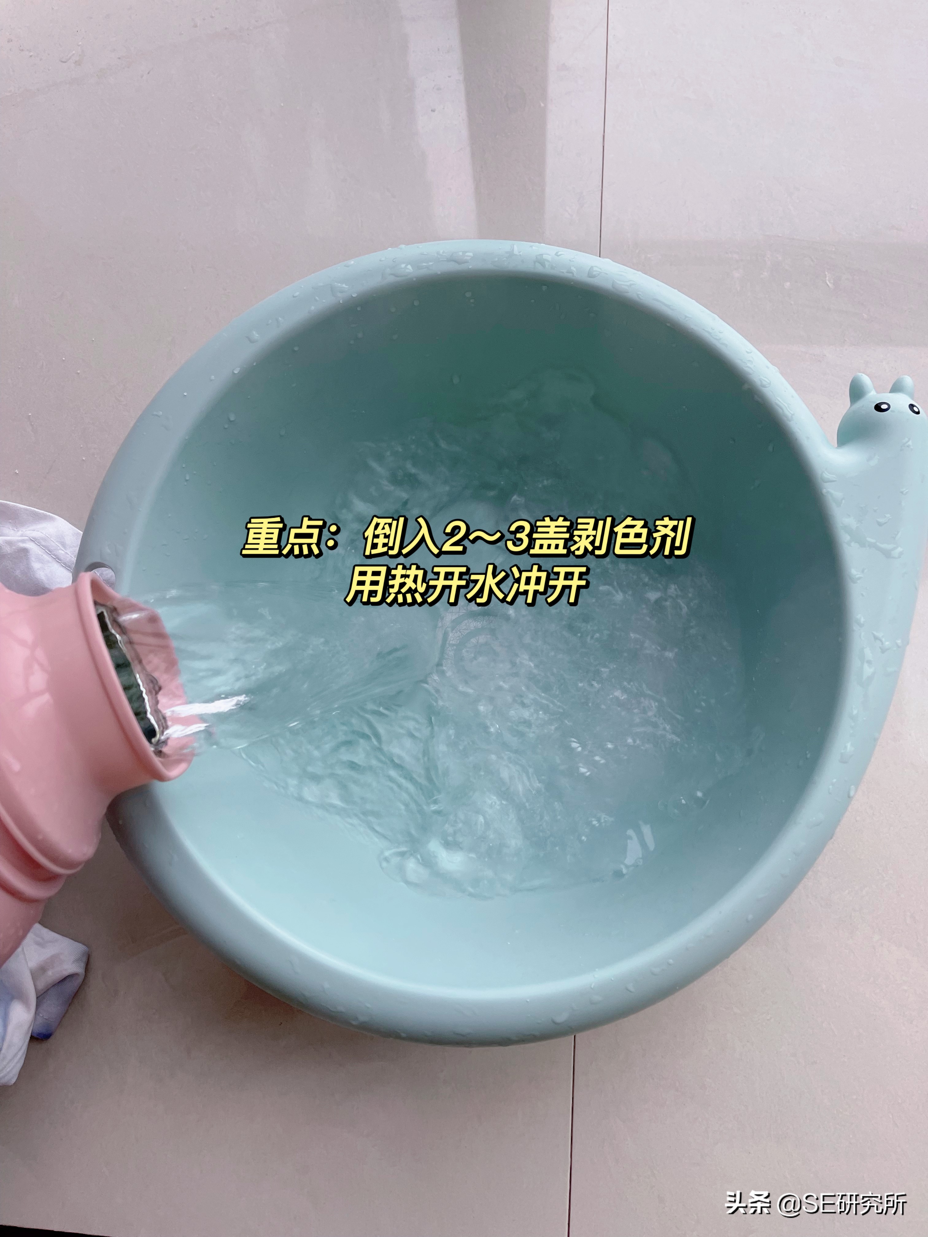 蓝月亮洗衣液染白衣服怎么去除,蓝月亮洗衣液白色衣服变色怎么办