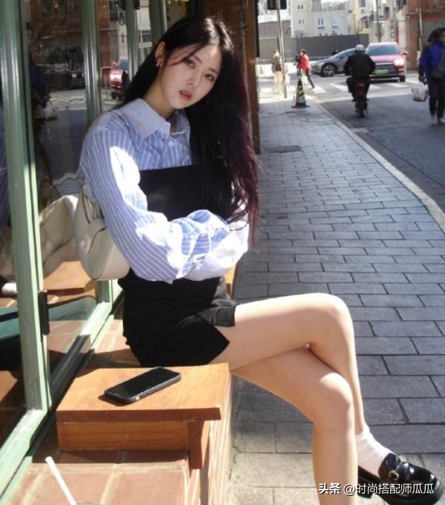 扔掉你的小白鞋吧,过时了!满街都是“乐福鞋+短袜”,特洋气