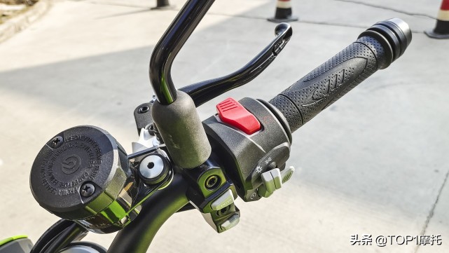 十年了一个能打的都没有？贝纳利黄龙600新款实拍+竞争力解析