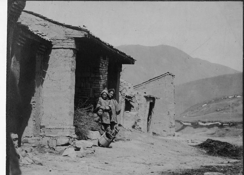 女子身穿日本侵华军装照片,女子穿侵华日军服装摆拍新闻视频