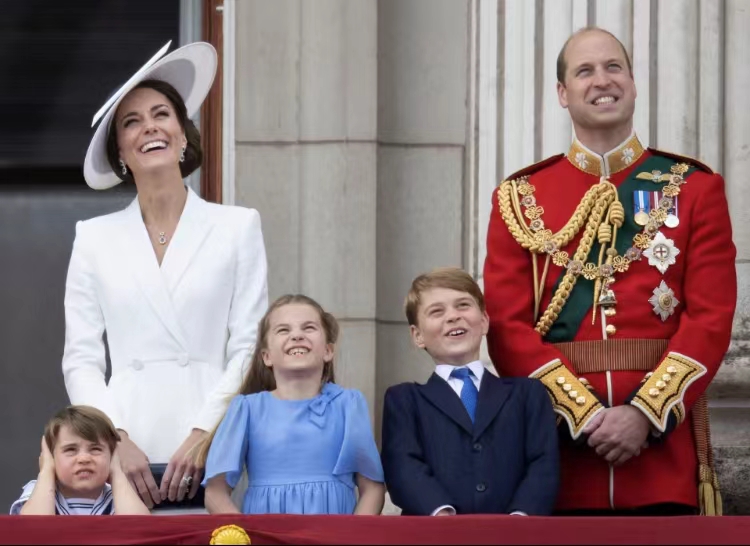 夏洛特豪气“喊话”英女足，威廉自豪做女儿传声筒，与有荣焉