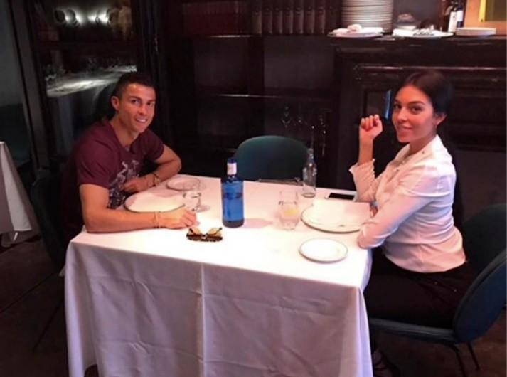 乔治娜晒c罗亲吻她脸颊照,乔治娜晒与c罗合照一生挚爱