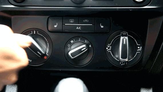 车窗起雾时应该如何正确除雾,车窗起雾解决方法开暖气