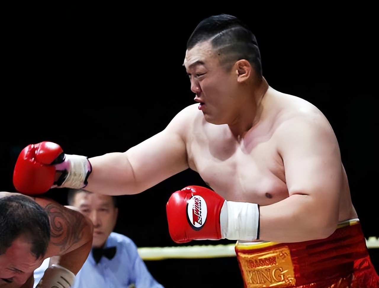 拳王约书亚输了几场,重量级拳王张君龙约书亚