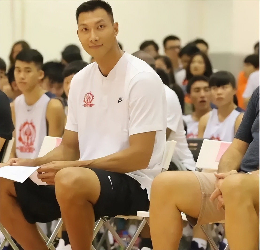 易建联与娇妻荆灵图片,易建联结婚生子了吗