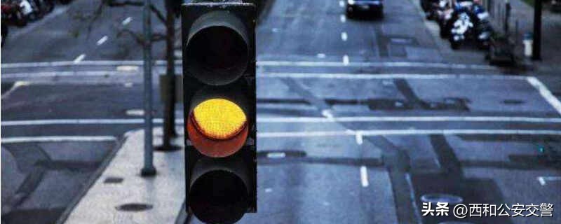 黄灯一直在闪烁是什么意思科目一,红绿灯中的黄灯一直闪是什么意思
