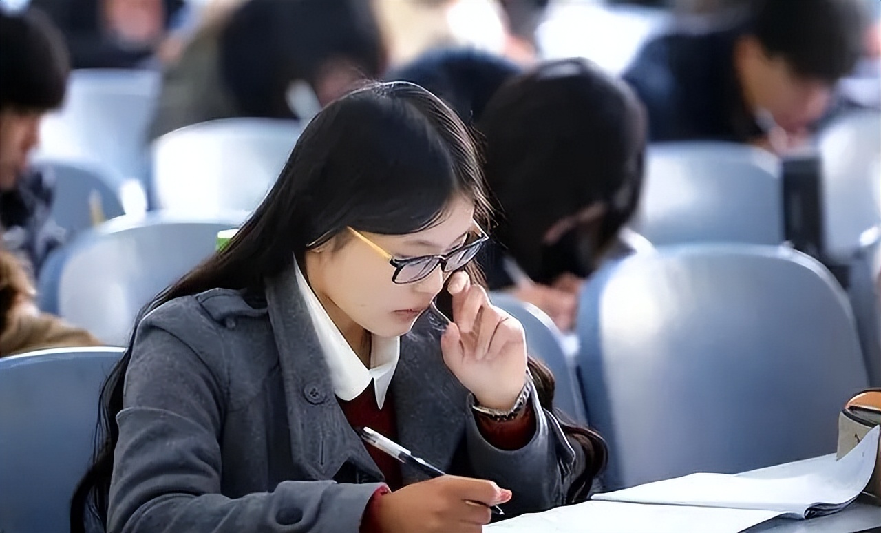 公务员凭啥是“铁饭碗”？看了正科级待遇后才懂，难怪越老越吃香