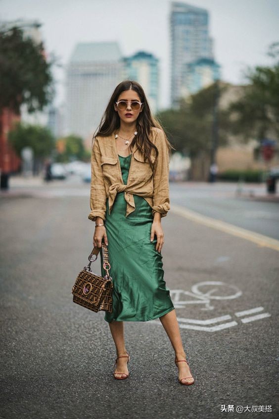 偏绿的卡其色配什么内搭,卡其色和绿色的搭配图片