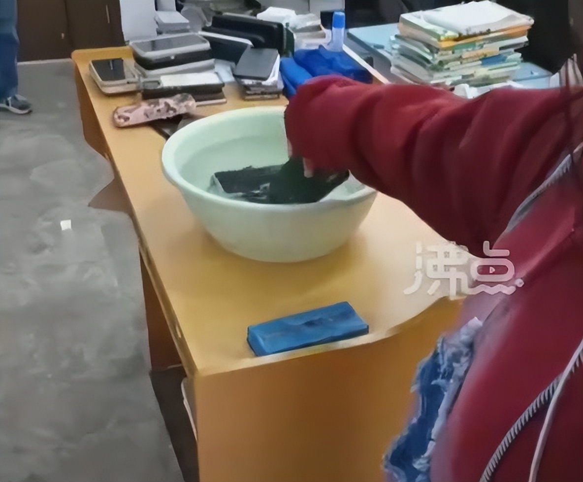 泡水“处罚”学生手机引争议,学校20多名学生手机被泡水处理