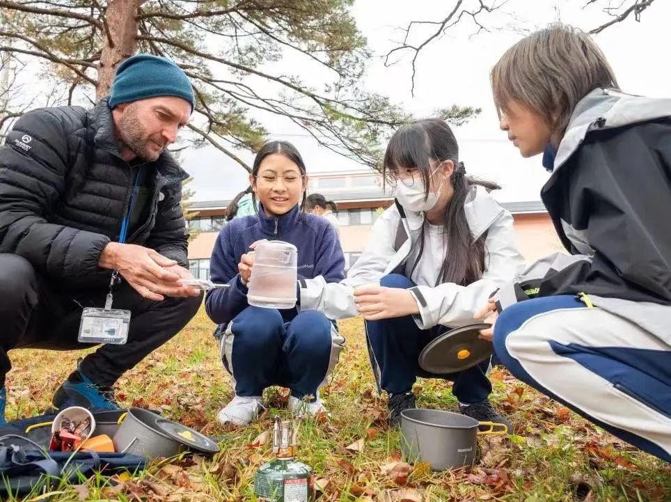 让孩子在大自然中摸爬滚打、蓬勃生长,这所日本的学校不一般