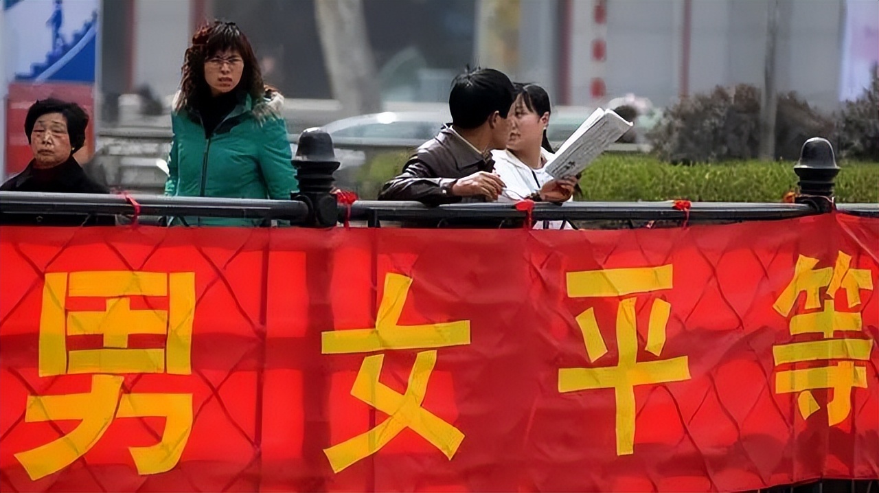 “*拍偷**”事件愈演愈烈的背后，到底透露了什么问题？