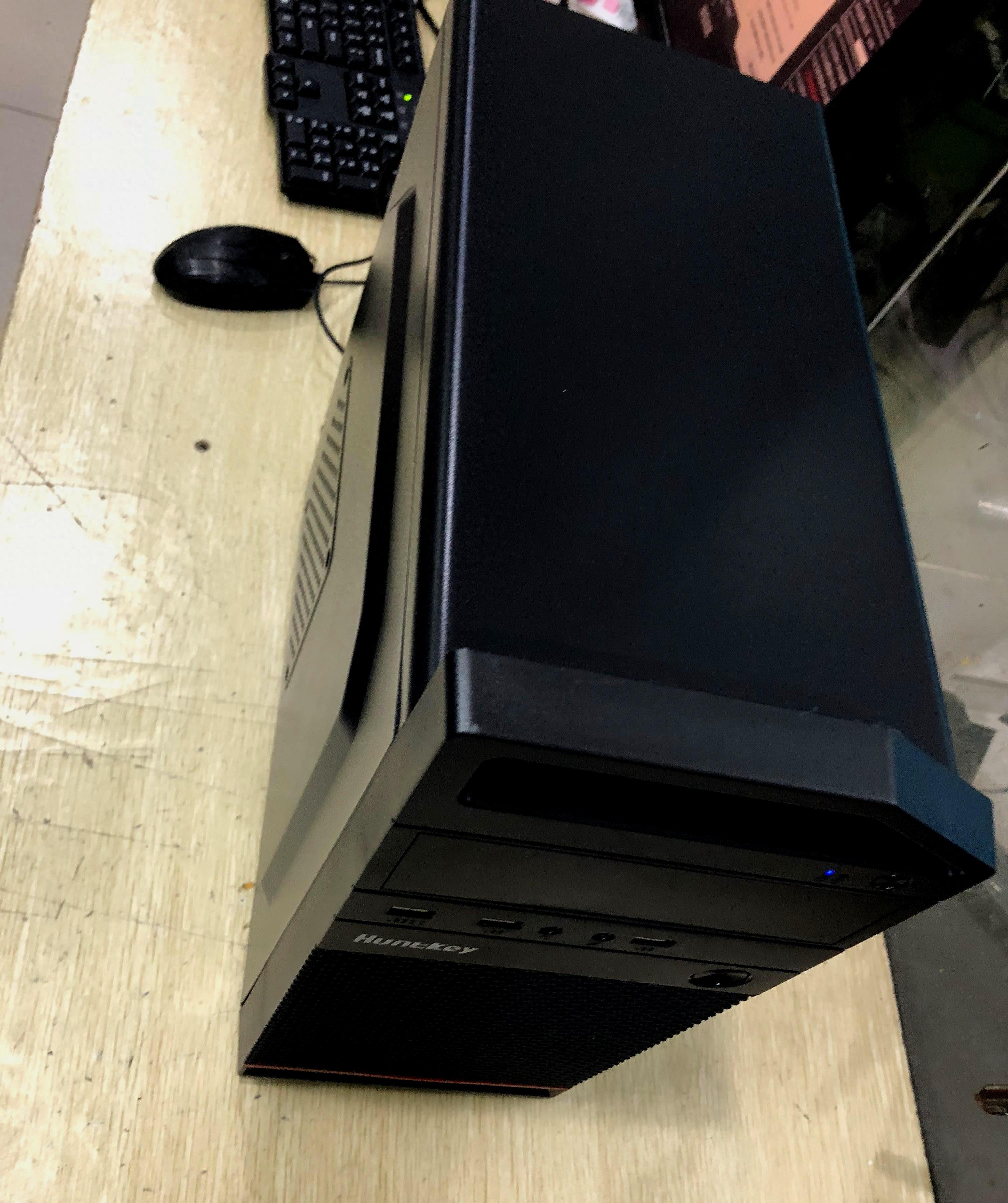 不堪入目！女职员电脑突然“蹦出”不雅视频，主管：还好没插音箱