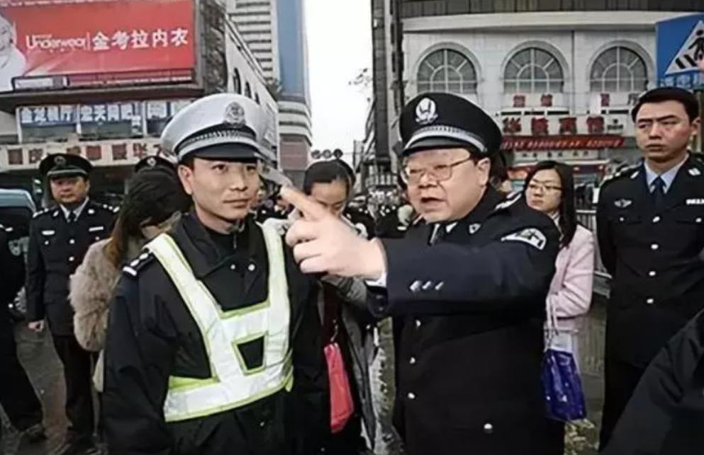 重庆扫黑局长文强：霸占警花十年不许结婚，被捕时家中发现2000万