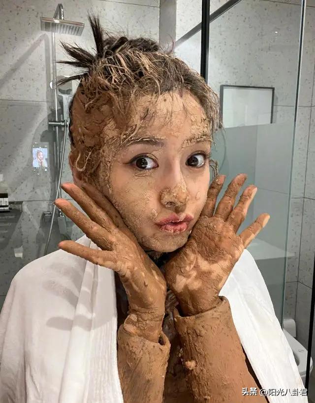 杨颖早期魅惑烟熏妆曝光,杨颖脚趾甲被吐槽不美观