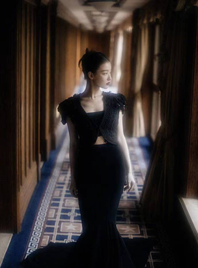 倪妮红毯百变穿搭图,倪妮金色闪光裙高定