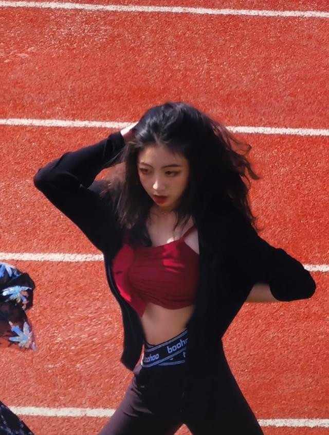 某高校运动会开幕式跳舞,高校运动会啦啦队表演