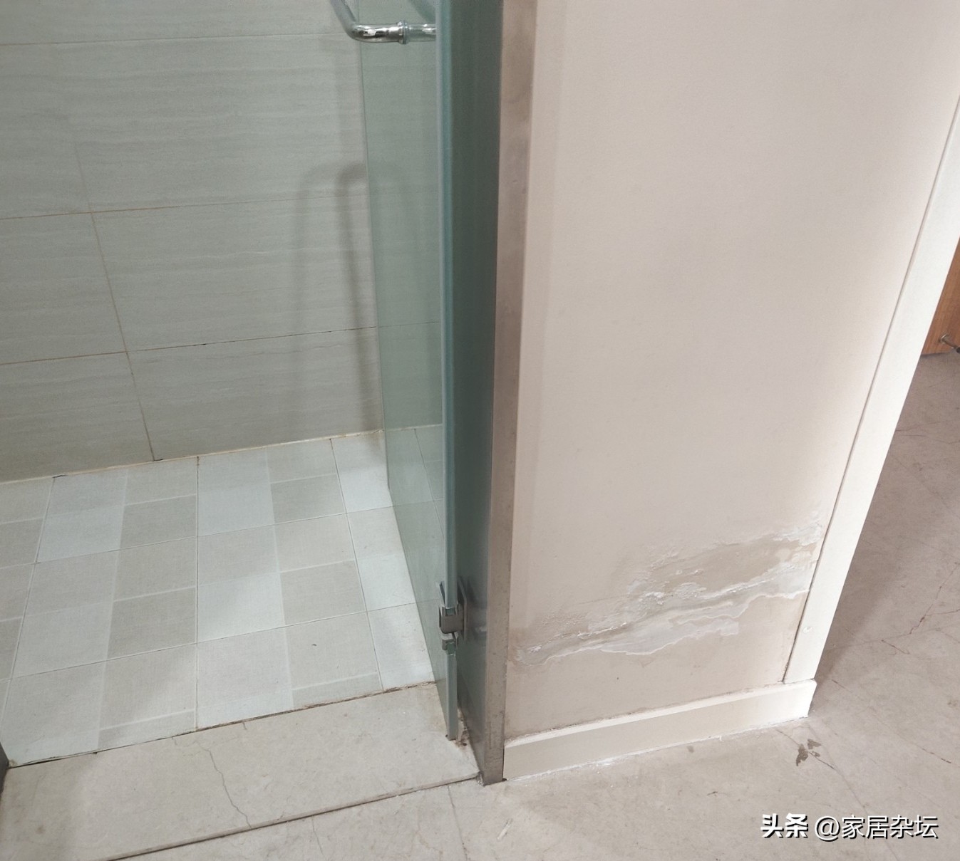 卫生间门口墙面返潮,刚装修不久卫生间门口返潮