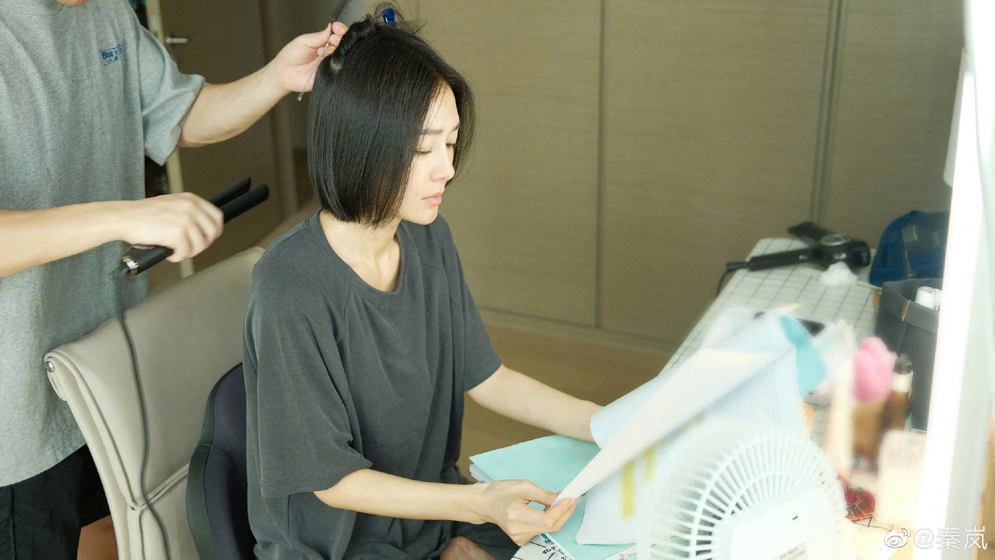 秦岚同框自拍海报少女风,秦岚穿搭机场照