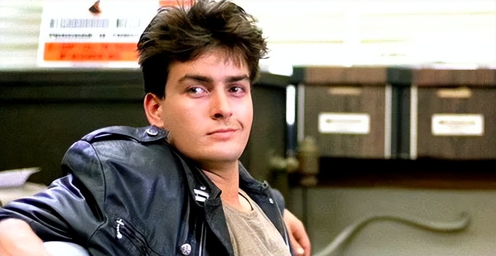 美国18岁星二代卖裸照赚钱？明星父亲痛骂，网友呛：渣男还有脸说