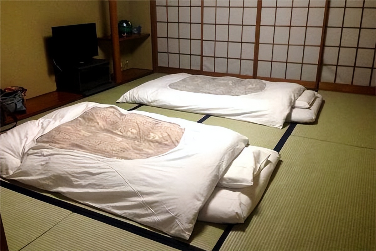 日本人为什么喜欢“席地而眠”？是床不舒服吗？看完涨知识了