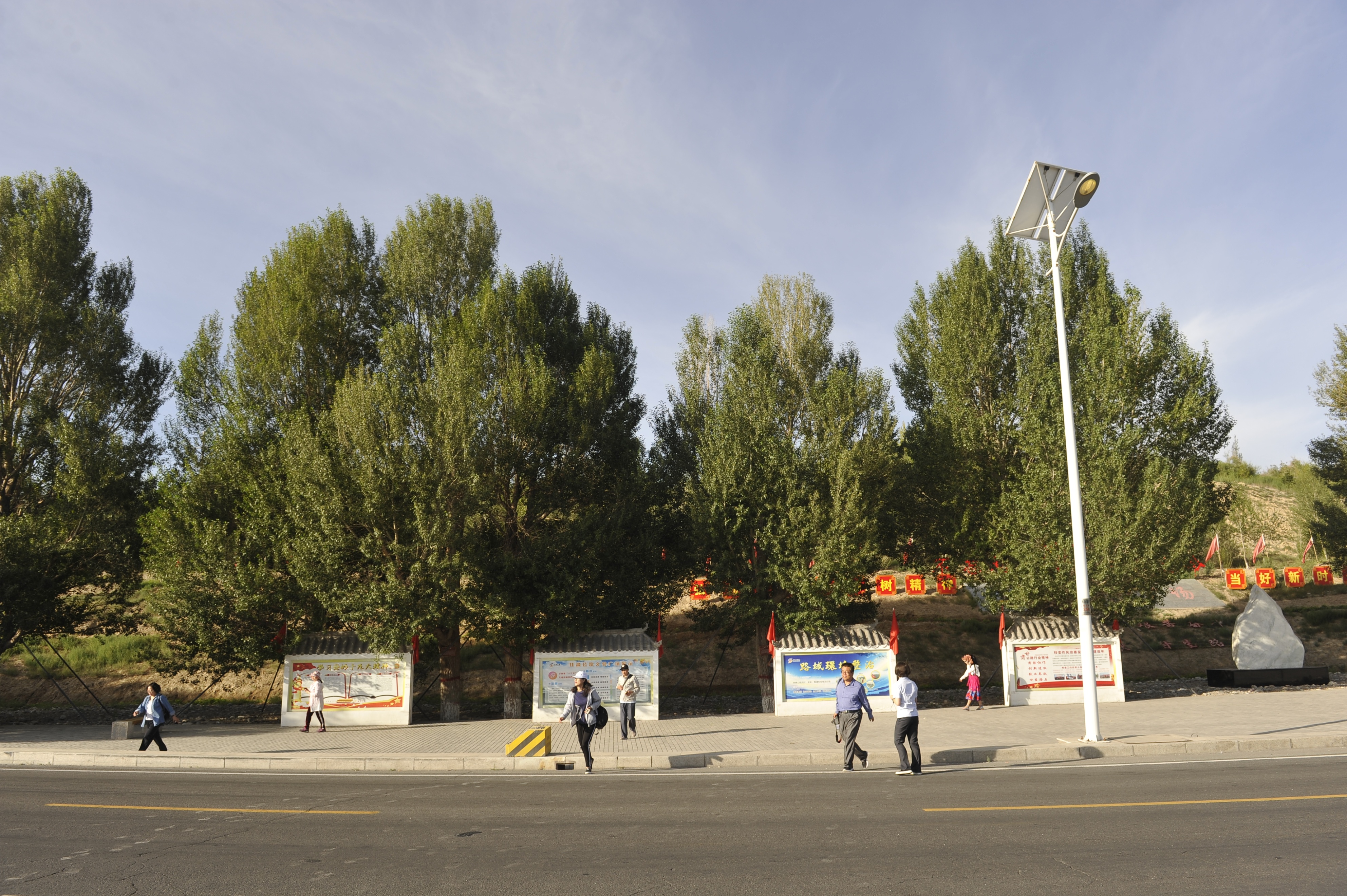 这个戈壁小城为何飞机、高铁、火车这么便捷