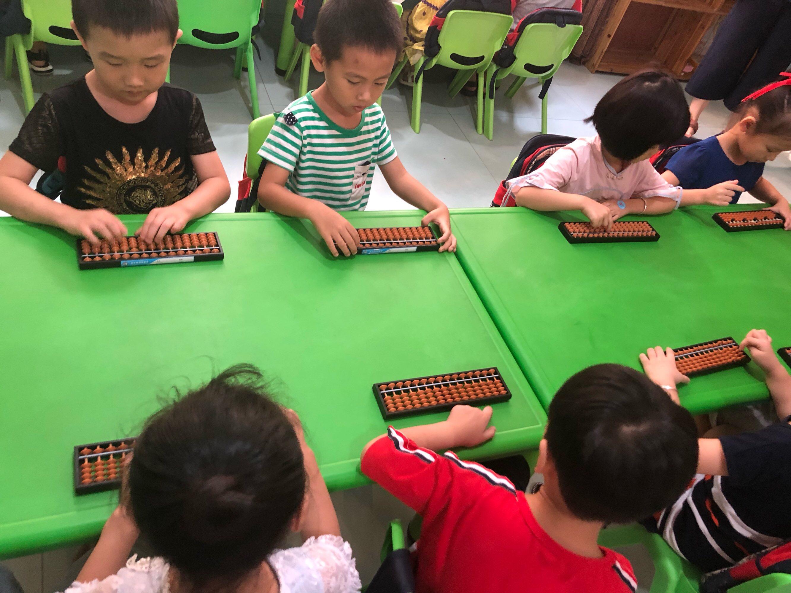 内蒙古六岁天才女孩特招入伍,内蒙6岁女孩入伍