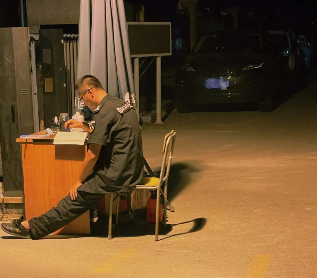 7月份人来人往街道,7月北京人山人海