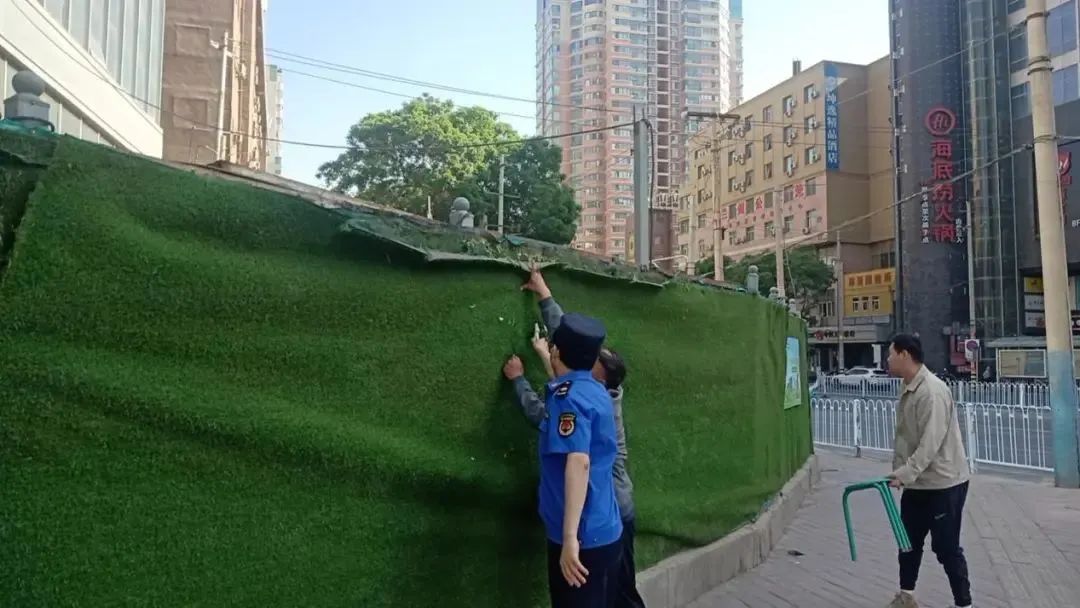 城关区城管局整治户外广告,兰州市城管市容中队清除橱窗广告