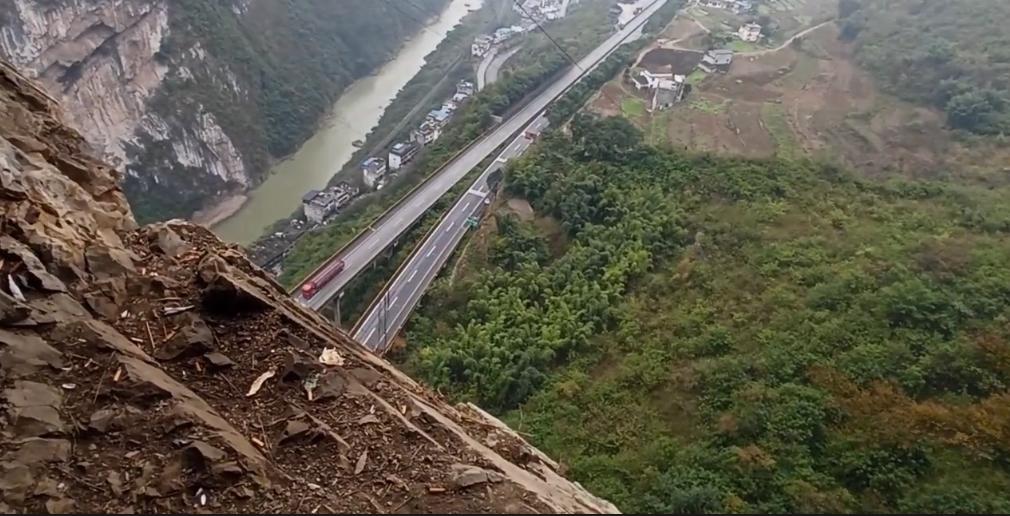 云南盐津县天路,云南盐津悬崖绝壁上的一条道