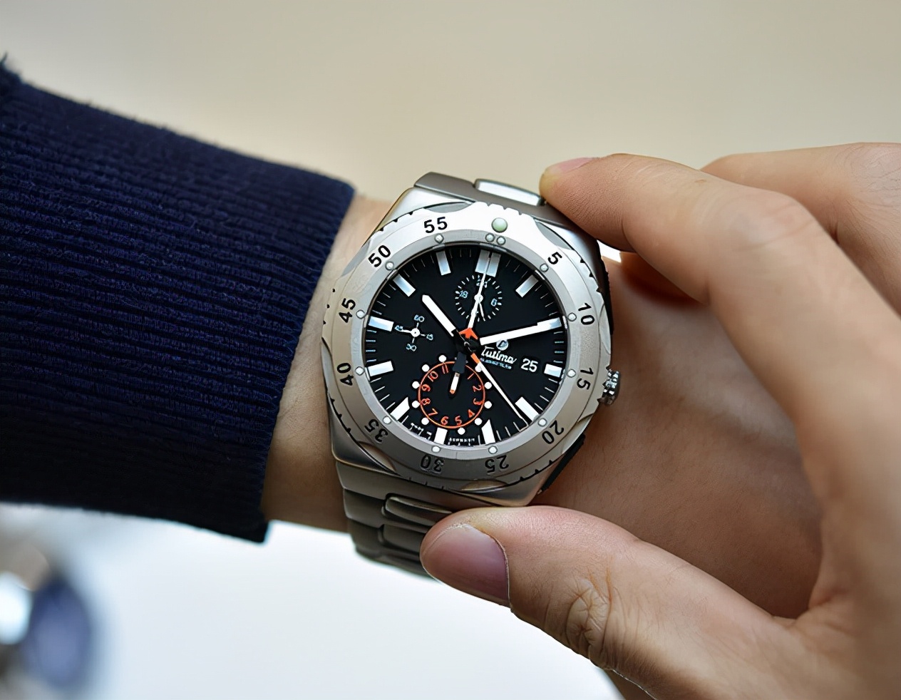 同价位选欧米茄还是百年灵,百年灵和欧米茄哪一个段位高