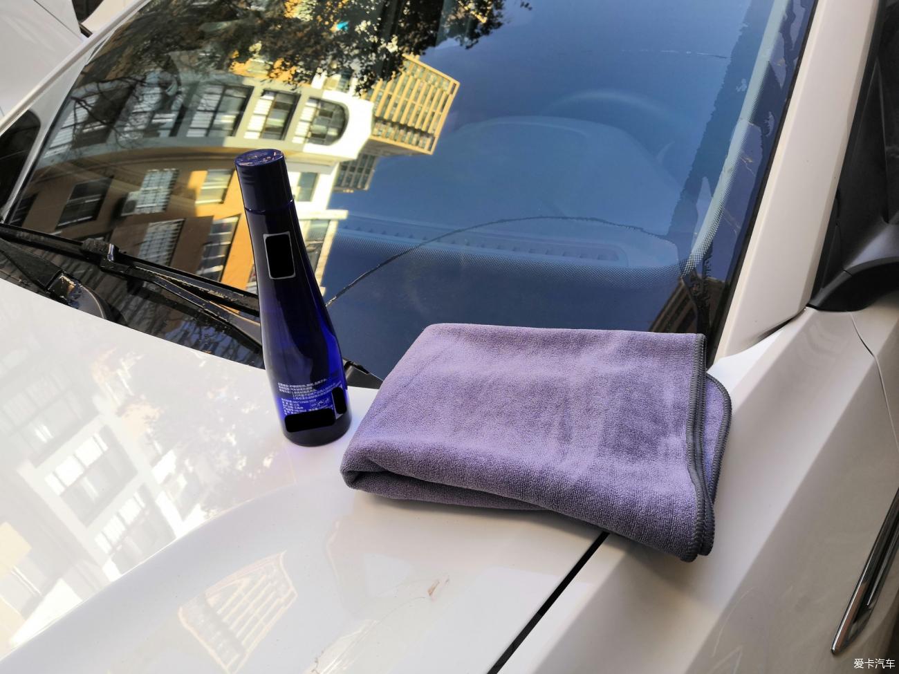 用玻璃清洁剂去除油膜,使用油膜清洗后玻璃雾蒙蒙