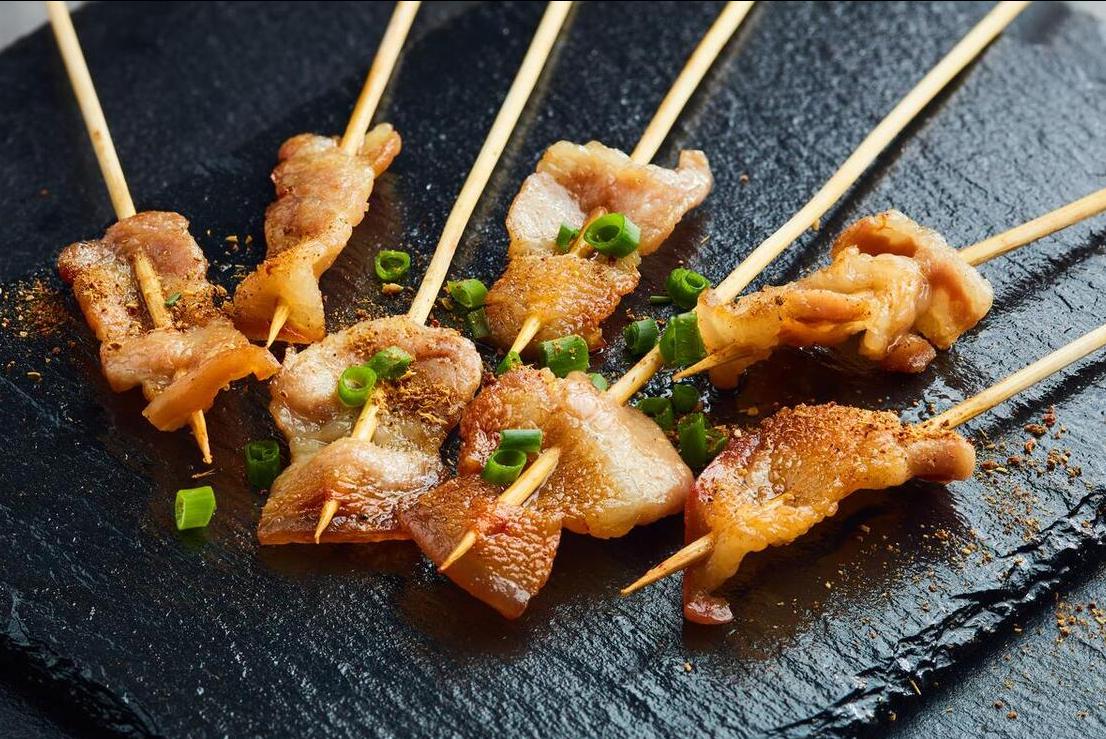 南方人吃烤串vs北方人吃烤串,南方人到东北去吃烤串惊呆了