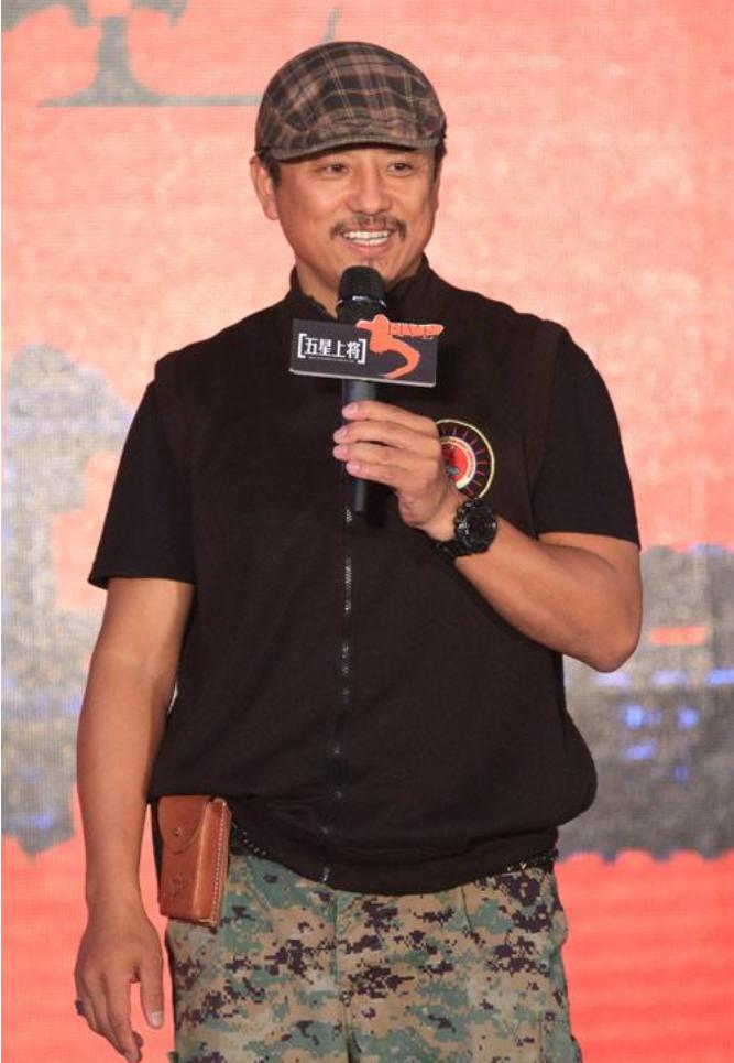 他是著名导演,妻子是演员,恩爱到老生一个漂亮女儿,幸福惹人羡