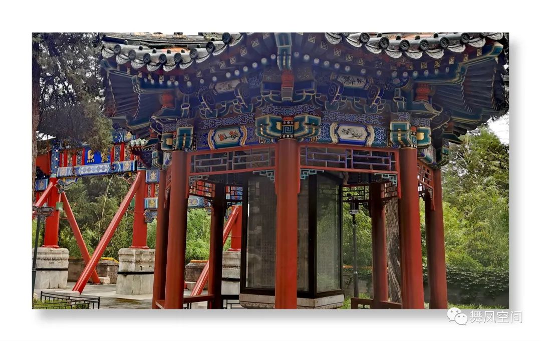 白塔寺是在北海公园里面吗,白塔寺是北海的白塔吗