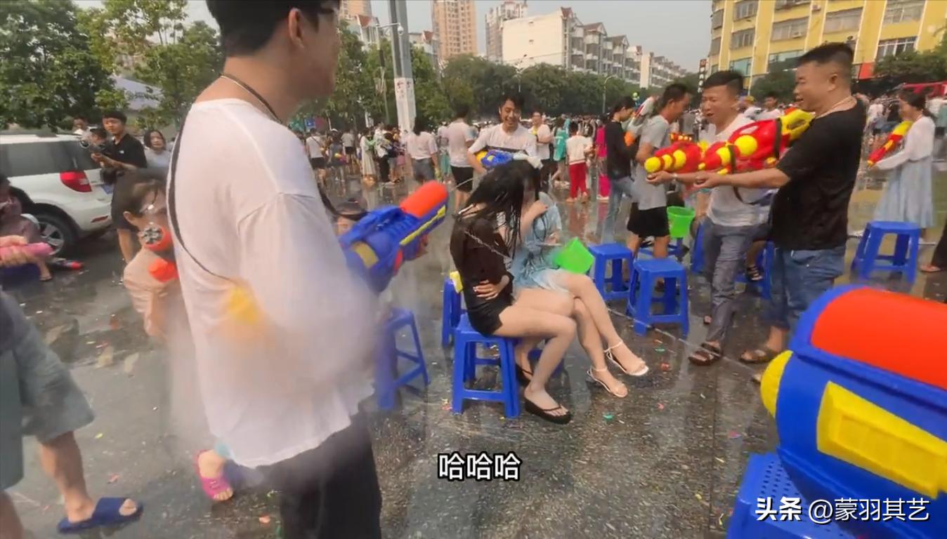 泼水节女子被撕扯雨衣怎么处理,泼水节被撕扯雨衣当事女生发声