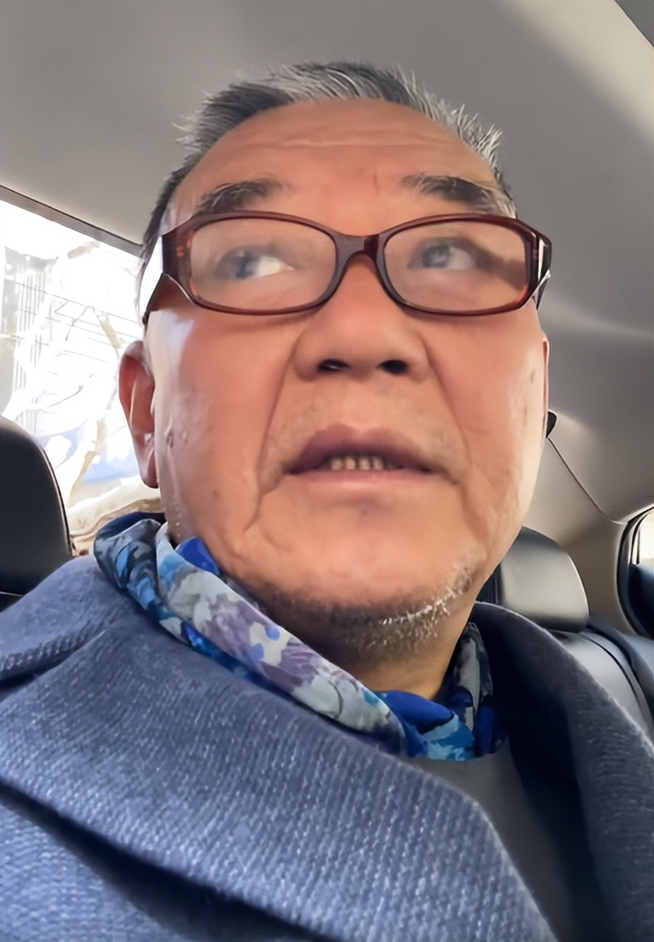 李立群和闺女晒太阳抖音,68岁李立群晒照