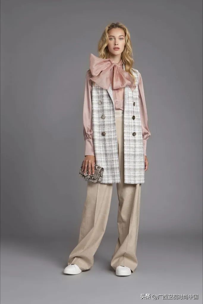 超大纱蝴蝶结怎么搭配,两个小蝴蝶结怎么搭配甜美