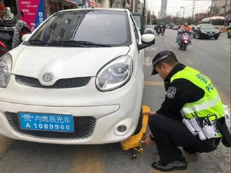 老年代步车三轮上路违法吗,无证驾驶三轮老年代步车怎么处罚