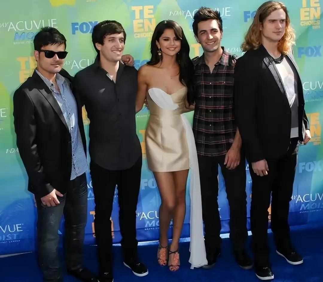 傻脸娜对比伯的评论,傻脸娜控诉比伯的歌