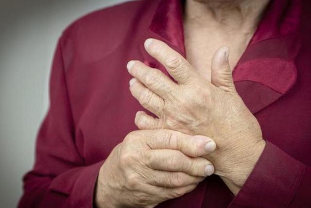 右手五指发麻发胀是什么原因,早上睡醒两手发胀握不住