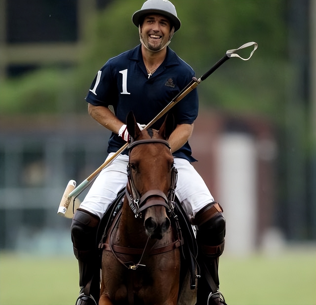 53岁巴蒂庄园养老，胡子花白仍精神矍铄，20岁小儿子接班