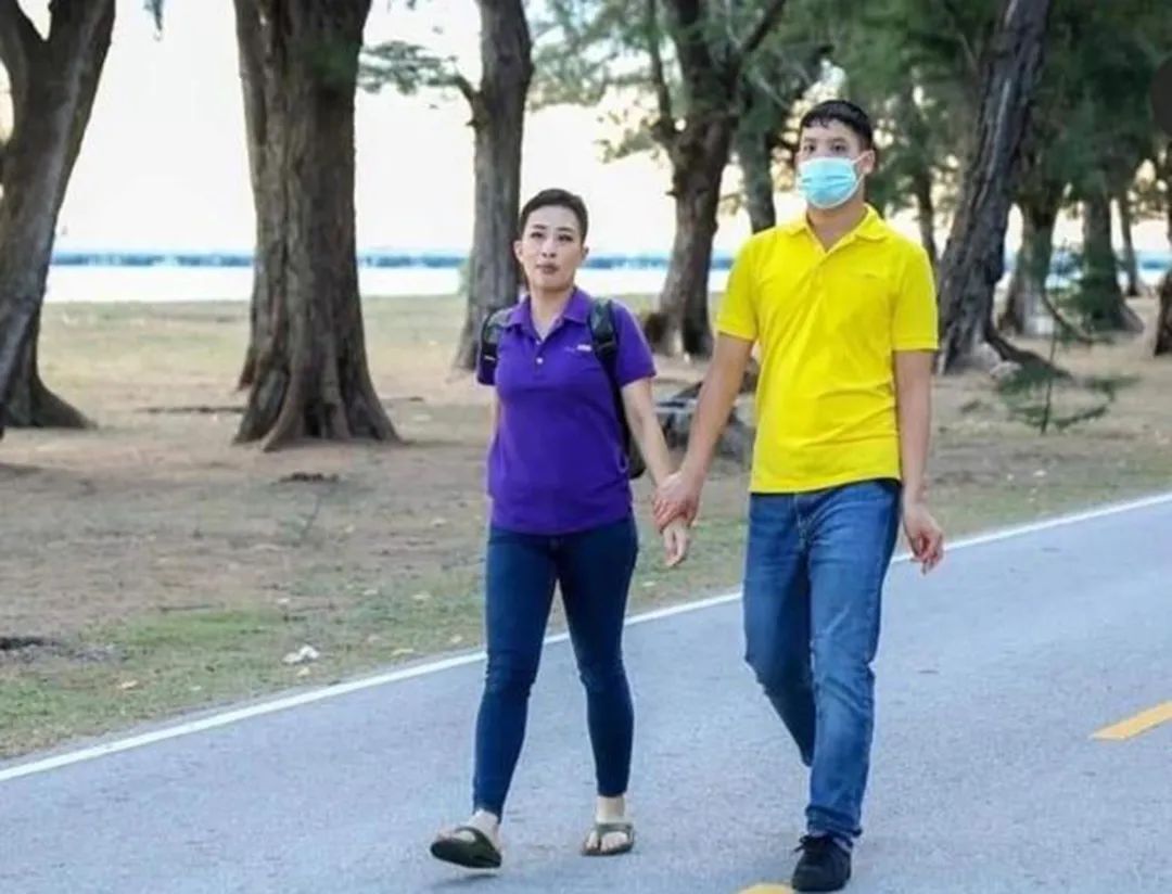 帕查拉和提帮功姐弟情深，相差27岁毫无代沟，相互拥抱感动千万人