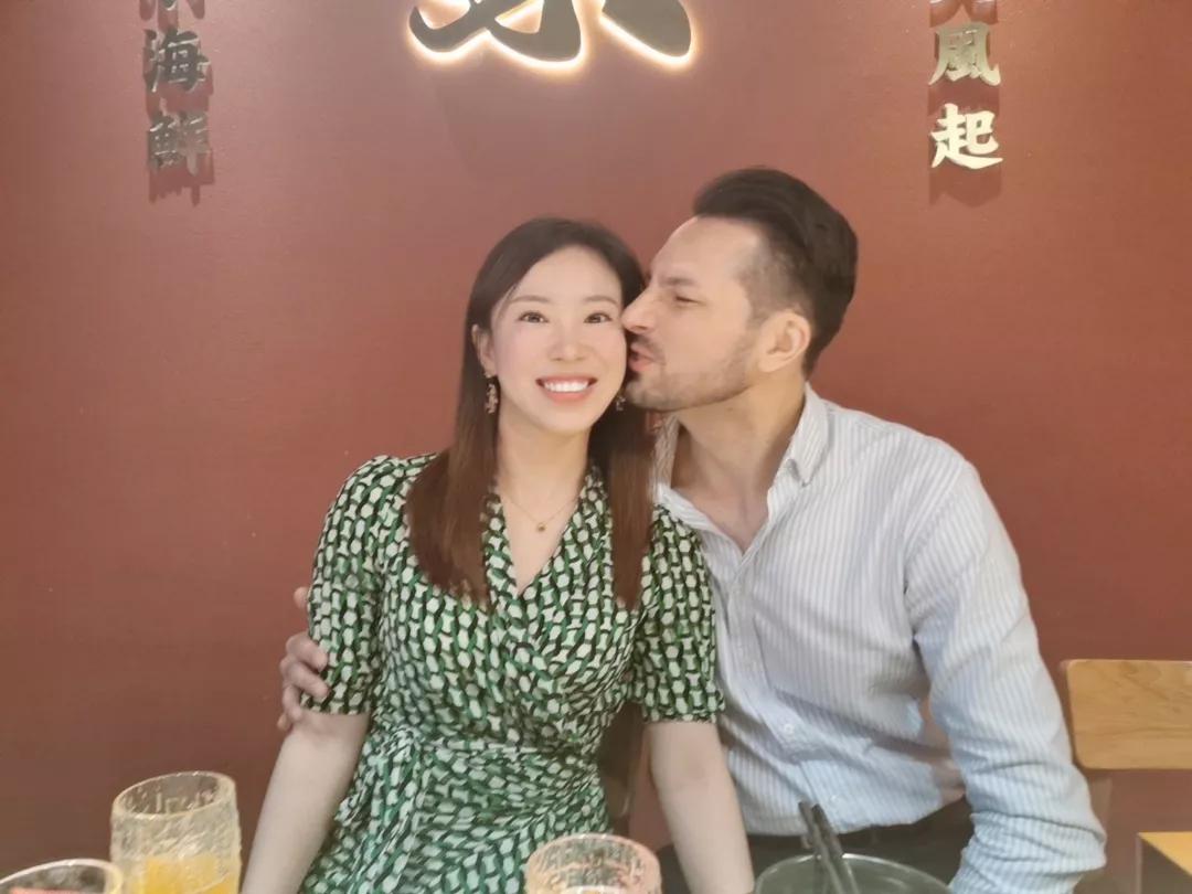 乌克兰小伙与岳阳妹子一路“撒狗粮”,平时最爱撸串