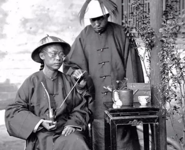 清末八大胡同女子,晚清青楼女子与客人合影