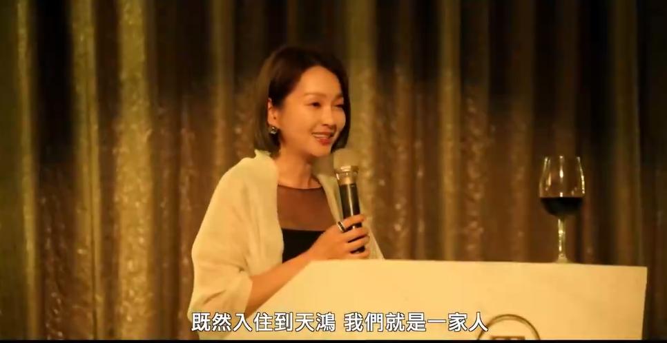 曾靠性感封神的她，又带着大尺度回归了