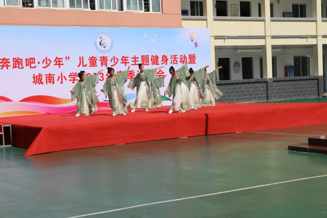 四月芳菲春意暖踏春赏花正当时,四月春意浓踏青赏花正当时