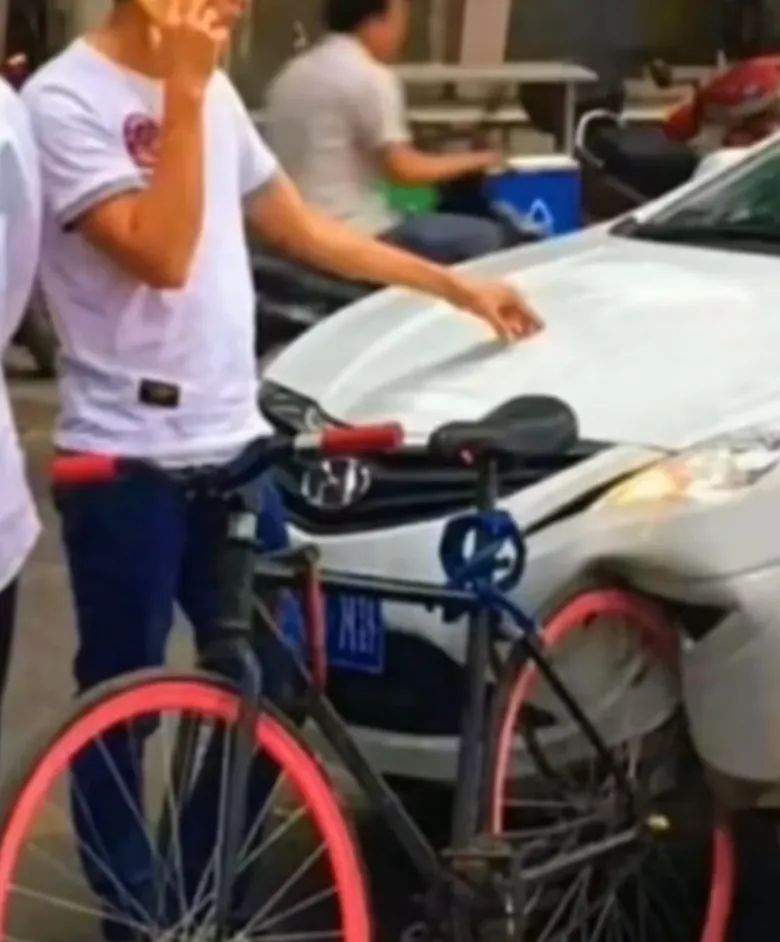 神回复：​当梅西给你签名时笔却没水了，文具店老板是要出意外了。