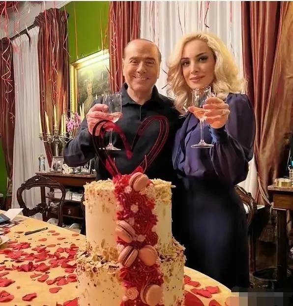 85岁意大利前总理：丑闻缠身专搞“爷孙恋”，三婚娶32岁金发女友